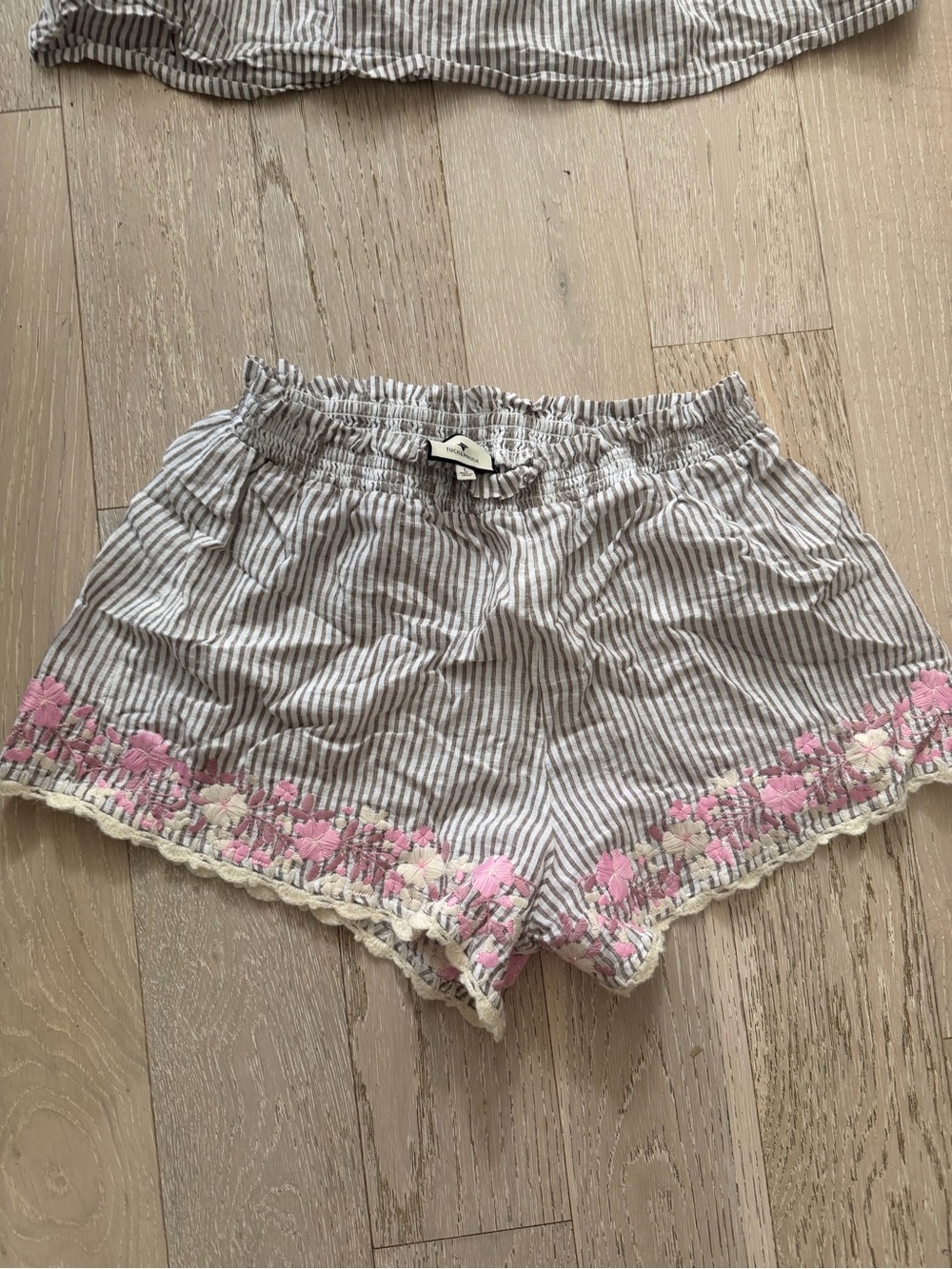 Tab stripe embroidered floral linen kali short